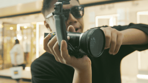 一个帅哥，每天在街头拉陌生男女随机相亲，2年撮合1000对