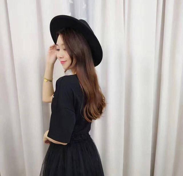 26岁女主播：每天只睡三小时，一天收入122万，荣耀背后尽是心酸