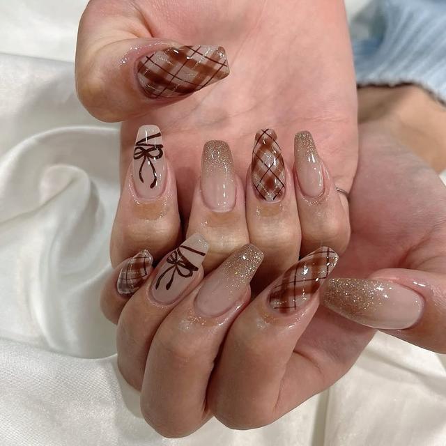 Pantone 2025年度代表色「摩卡慕斯棕」！