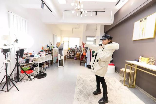 能损能逗能抬杠的东北主播开始营业，没有暧昧经济、美女秀场和一夜暴富