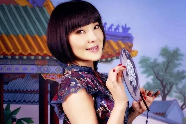 背叛丈夫跟医生相好,转移丈夫12 亿,靠一首歌在春晚爆红的她真狠