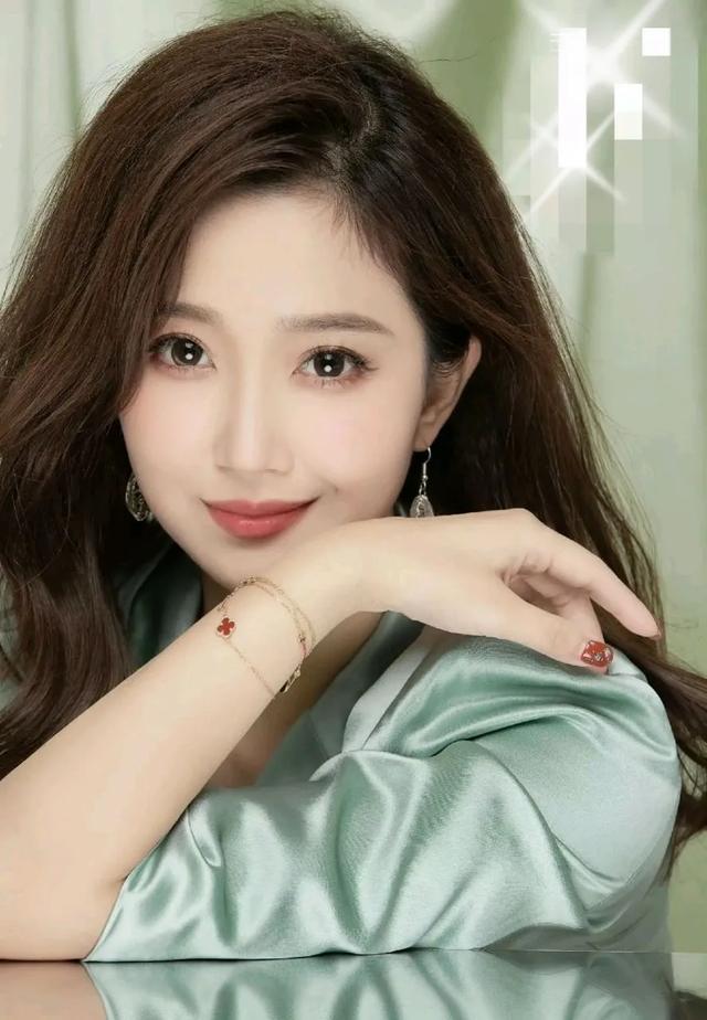 央视新晋主持刘心悦，美貌与智慧并重，未来主持界之星