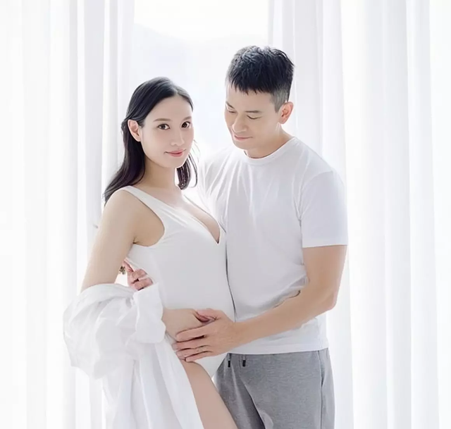 香港美女主播怀孕9月临盆在即!晒写真身材丰满,皮肤白到发光