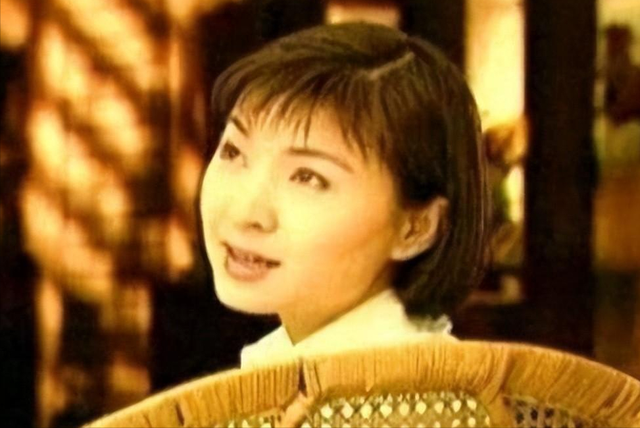 背叛丈夫跟医生相好,转移丈夫12 亿,靠一首歌在春晚爆红的她真狠