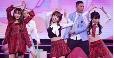 周姐直播乳环梗痛哭回应，弹幕狂刷揭秘心路历程