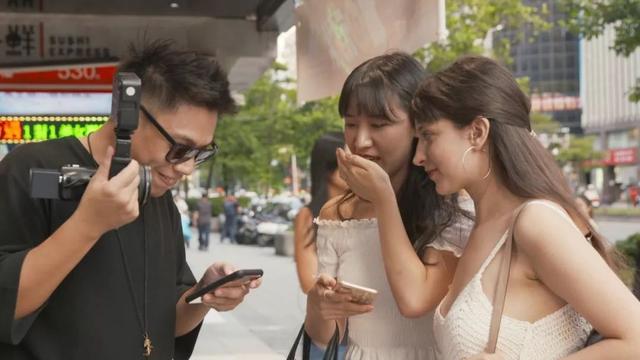 一个帅哥，每天在街头拉陌生男女随机相亲，2年撮合1000对