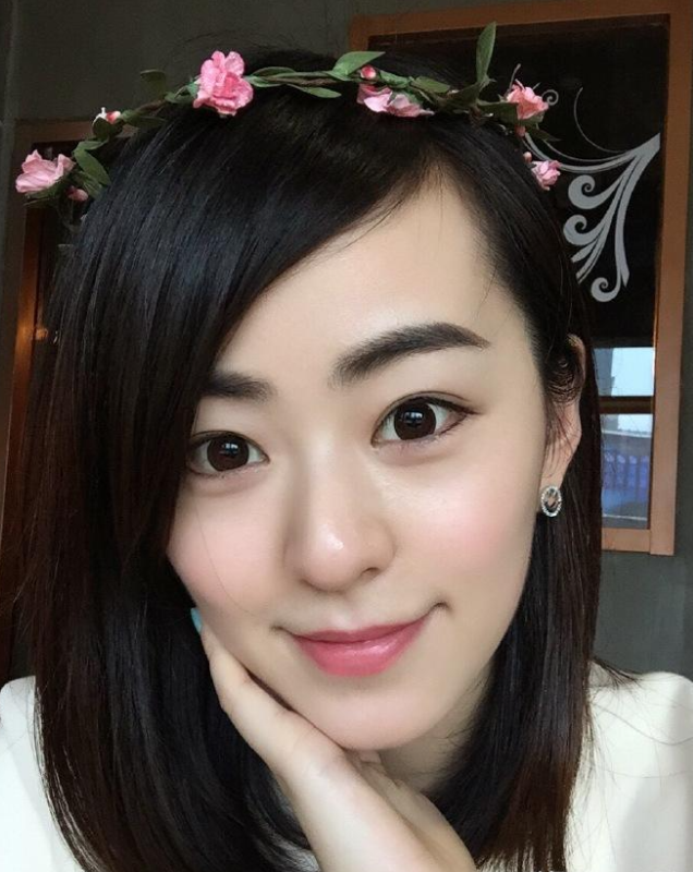 上海财经美女主持孙睿淇，台上台下都风光，婆家背景让人心生羡慕