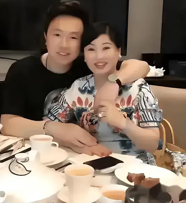 【简直炸裂】女婿给丈母娘直播洗澡，还抱着她睡觉？？