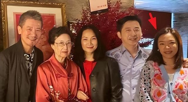 63岁庾澄庆和49岁妻子罕见同框，主播妻子张嘉欣状态超好