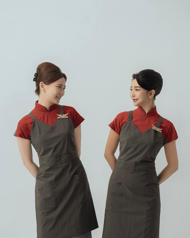 台湾空姐闺蜜写真，甜妹有时候也很飒！