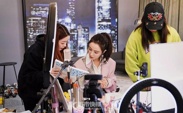 每天收六七百个快递，然后淘汰90%！快报夜访薇娅直播间，揭秘淘宝第一女主播的挑货经