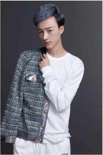 陌陌主播季风曝个人写真照 发动态以表感恩