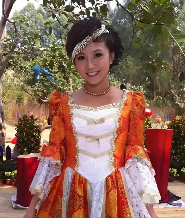 47岁肇庆美女李静雯：今日关注走红，12年事业低谷换女儿童年快乐