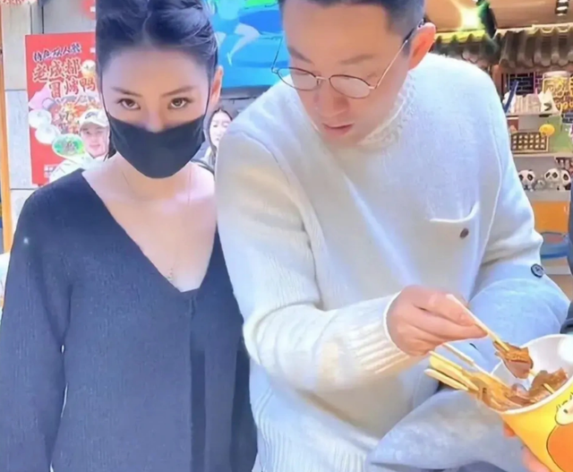 回应争议！马筱梅直播间亮孕肚，怀孕5个月依旧苗条，细节获好评