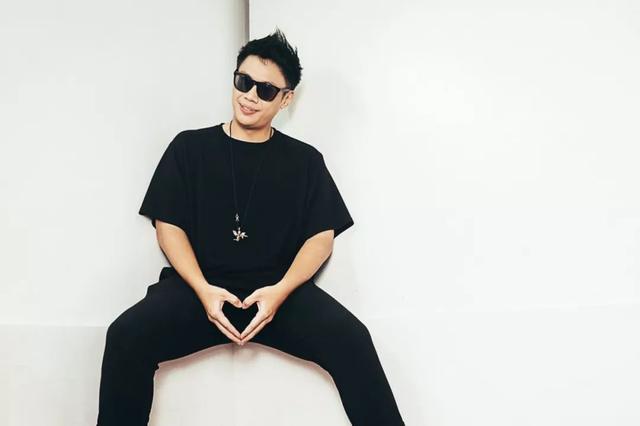 一个帅哥，每天在街头拉陌生男女随机相亲，2年撮合1000对