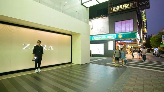 一个帅哥，每天在街头拉陌生男女随机相亲，2年撮合1000对