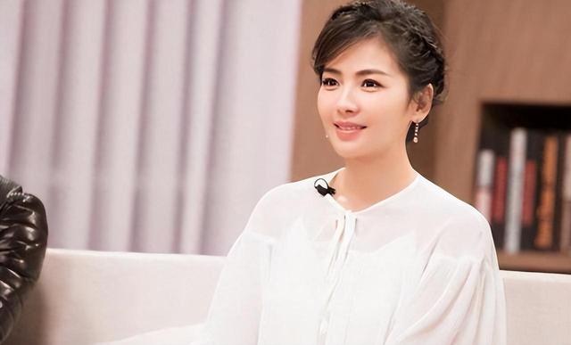 刘涛直播卖沙发太敬业！穿开叉裙赤脚躺沙发上，抬腿下来直接走光