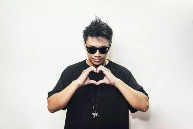 一个帅哥，每天在街头拉陌生男女随机相亲，2年撮合1000对