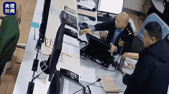 如何评价这个女主持人，主持了一半把丝袜脱了？