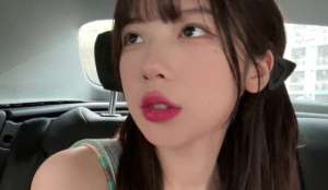 韩国艾琳女主播(艾琳直播突发意外，肩带滑落险些走光，网友：故意的吧？)