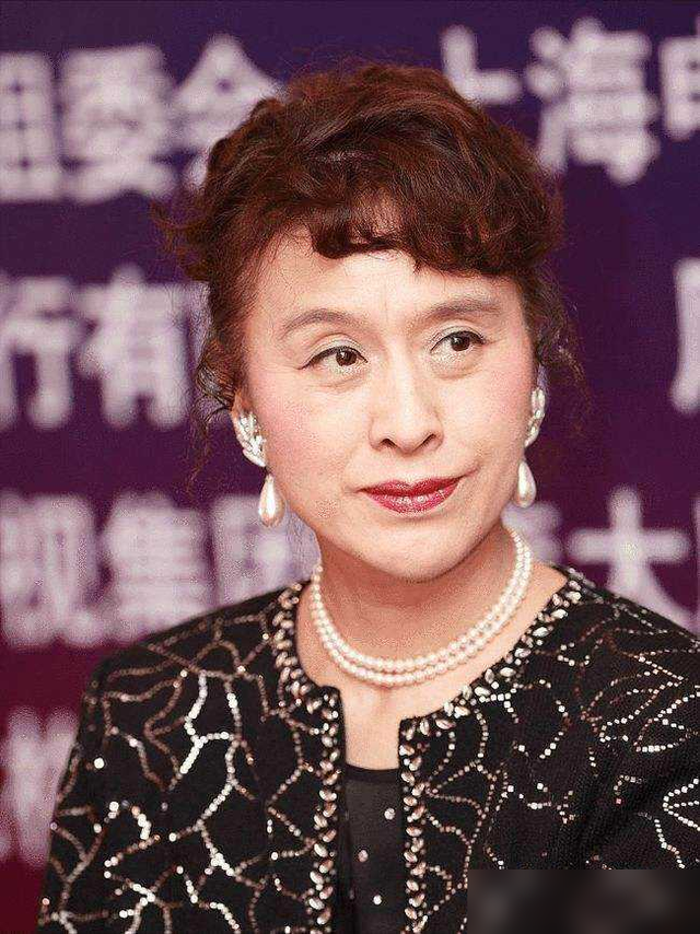 “不老女神”栗原小卷：78岁爱烫卷发，穿套装戴珍珠，好优雅