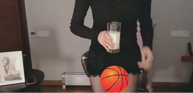 轩子直播玩女仆服务，最后还体温加热冰牛奶