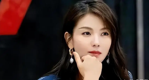 刘涛直播卖沙发太敬业！穿开叉裙赤脚躺沙发上，抬腿下来直接走光