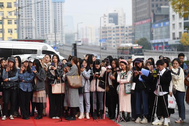 百名美女主播“站街”助力医美庆典引围观