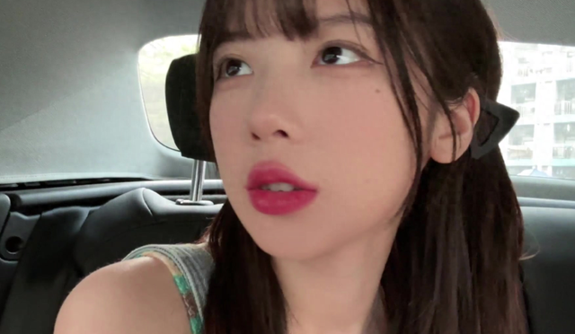 艾琳直播突发意外，肩带滑落险些走光，网友：故意的吧？