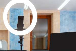 美女主播脱光(湖南两主播连线“斗狠”，输者在小区楼下脱光直播均被拘留)