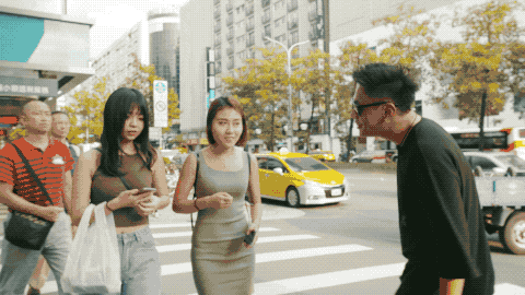 一个帅哥，每天在街头拉陌生男女随机相亲，2年撮合1000对