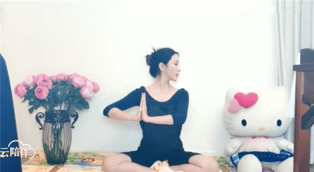 央视主持李思思秀一字马，紧身裤绷出傲人身材，柔韧性太好了