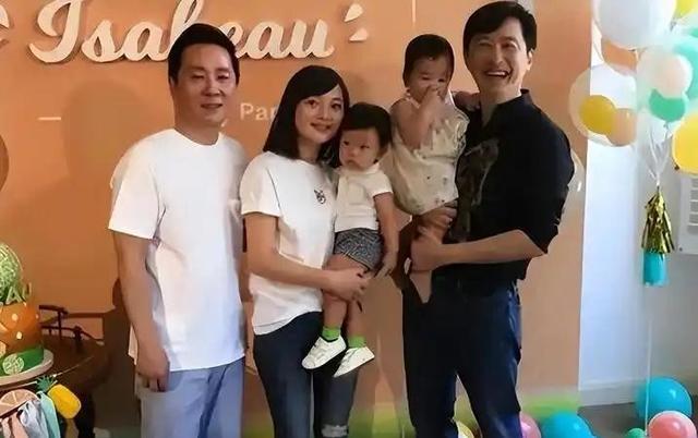 63岁庾澄庆和49岁妻子罕见同框，主播妻子张嘉欣状态超好