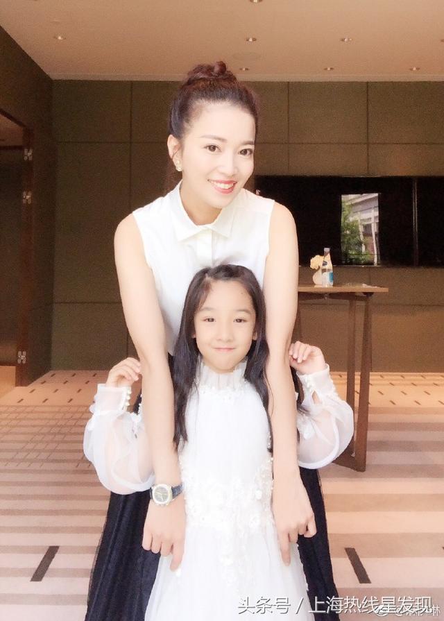 上海时尚女主播伊琳被儿子嫌凶 与小姐姐合影仙气足