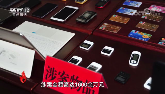 面对民警,女主播竟要脱衣示范是如何进行色情直播的?!