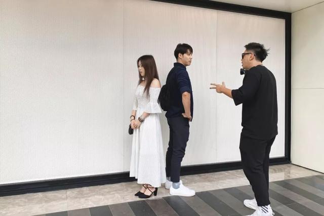 一个帅哥，每天在街头拉陌生男女随机相亲，2年撮合1000对