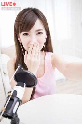 美女主播 下载(小学生App打卡跳绳，弹出性感美女主播)