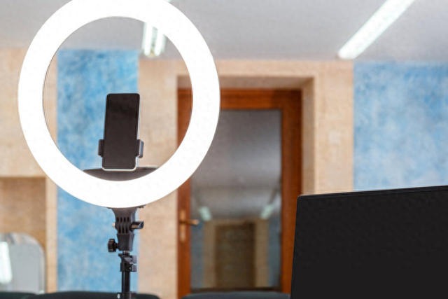 湖南两主播连线“斗狠”，输者在小区楼下脱光直播！均被拘留