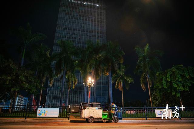 百万粉丝女主播的“双十一”之夜：凌晨3点下播后，她睡在了直播间