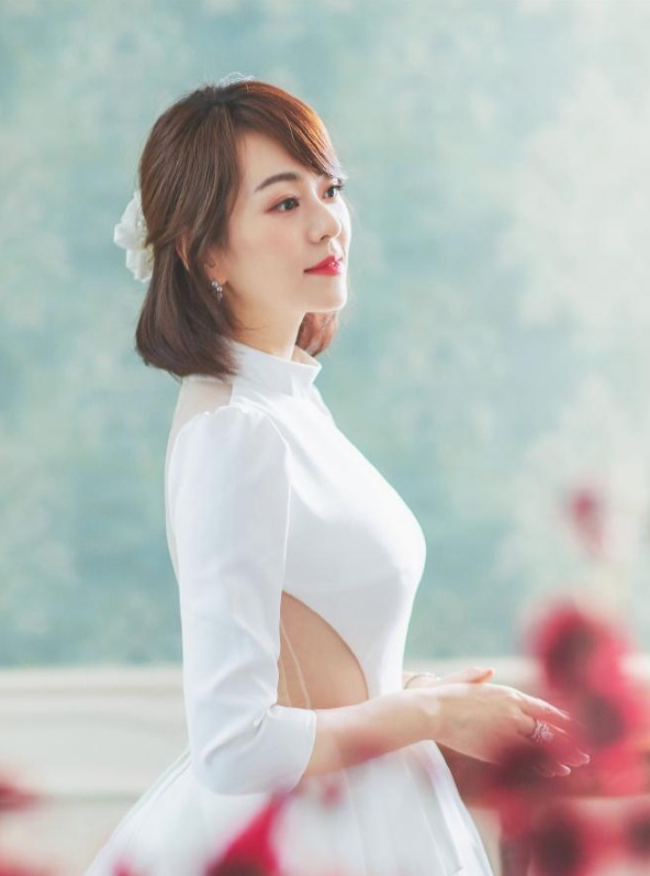 上海财经美女主持孙睿淇，台上台下都风光，婆家背景让人心生羡慕