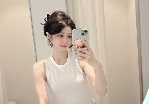 小悠穿白丝是真好看！做客姿态庄园澄清年龄，网友：保养的像18岁