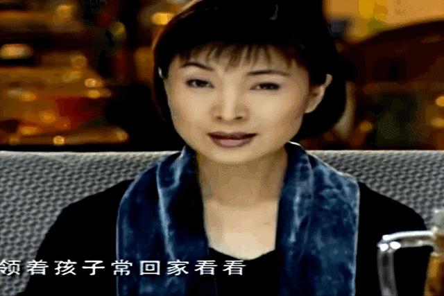 背叛丈夫跟医生相好,转移丈夫12 亿,靠一首歌在春晚爆红的她真狠