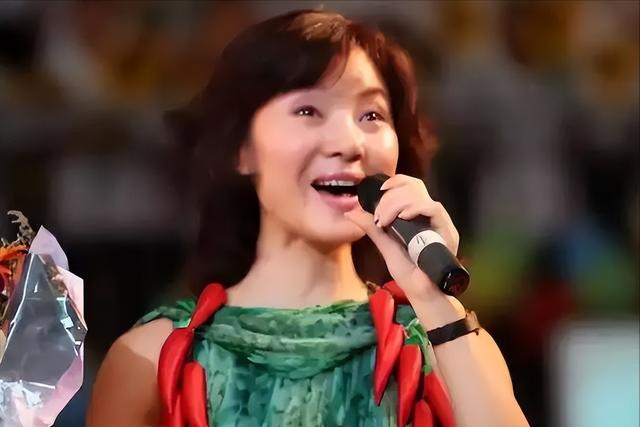 背叛丈夫跟医生相好,转移丈夫12 亿,靠一首歌在春晚爆红的她真狠