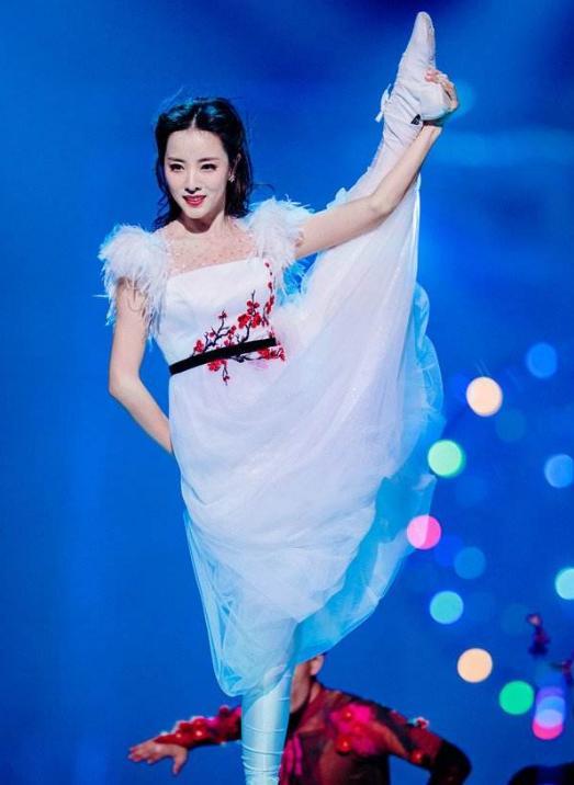 央视主持李思思秀一字马，紧身裤绷出傲人身材，柔韧性太好了