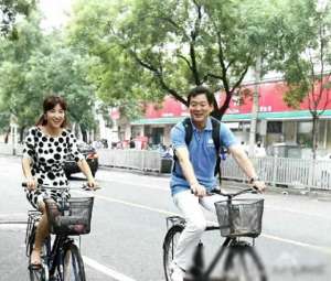 央视女主播短裙(央视主持春妮惊艳街头黑丝短裙骑行秀)