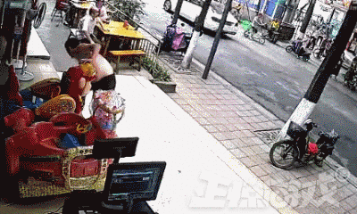 正惊GIF：有善口技者！美女肺活量惊人，一口气将鸡蛋从壳里吹出？