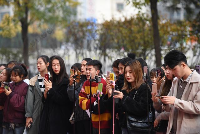 百名美女主播“站街”助力医美庆典引围观