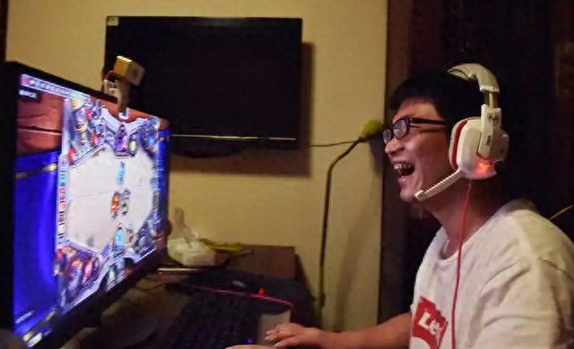 湖南女指挥线上打呼噜被群嘲，本人笑称：女生就不能打呼噜？