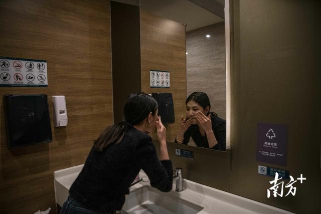 百万粉丝女主播的“双十一”之夜：凌晨3点下播后，她睡在了直播间