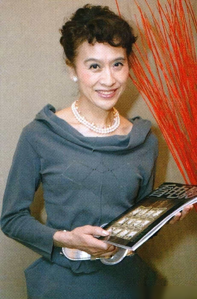“不老女神”栗原小卷：78岁爱烫卷发，穿套装戴珍珠，好优雅